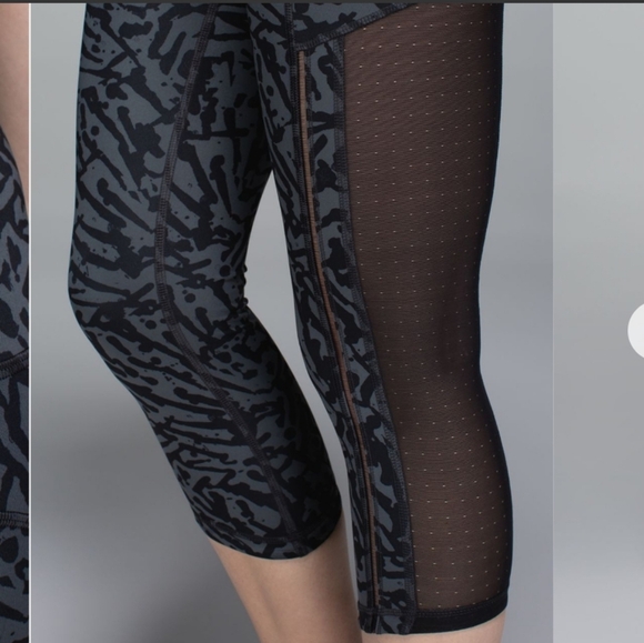 Lululemon Hot To Street Crop leggings. Grey and black patterns. 21 1/2". Size 8. - Picture 3 of 15